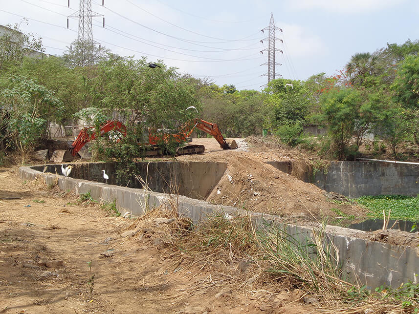 Excavator desilting the Mithi River at Filterpada.