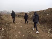 A mix of solid waste and sludge dumped along the path leading to the pond. Photo by Vaibhav Ahuja/ WRI India.
