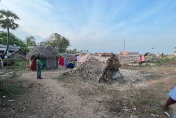 A makeshift house in the Irular community, in Killai village, Cuddalore district, Tamil Nadu. Registered as a scheduled tribe, many Irular families lack adequate land rights and live in makeshift huts, exposing them to social and climate risks. Photo by Vishvak Kannan/WRI India.