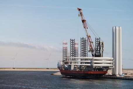 Loading of the wind blades on the offshore construction vessel. Photo by I am from Mykolayiv/Shutterstock. 