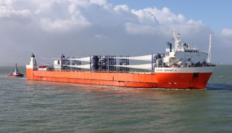 Heavy lift vessel. Photo by Kevin Shipp/Shutterstock. 