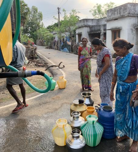Depleting groundwater and saltwater ingress in coastal habitations pushes vulnerable communities toward water insecurity and greater reliance on private tankers for daily potable water needs. Photo by Vishvak Kannan/WRI India.