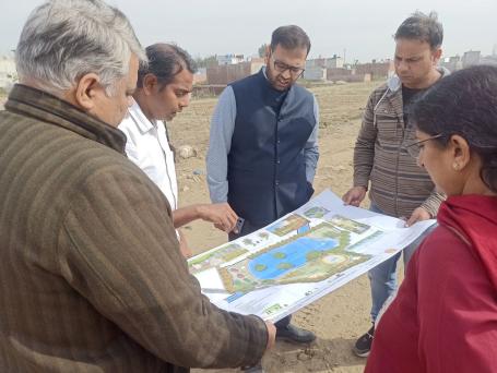 Co-creating a vision with consultants, panchayat leaders, the municipal commissioner and other stakeholders. Photos by WRI India.