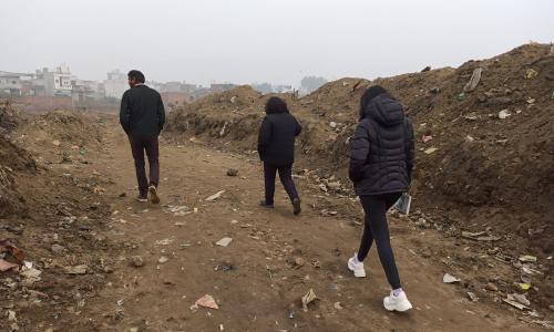 A mix of solid waste and sludge dumped along the path leading to the pond. Photo by Vaibhav Ahuja/ WRI India.