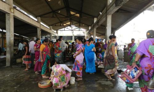Fisherwomen crowd around the market place at the Arnala fish market on a cold Sunday morning; photo credit: Lubaina Rangwala/ WRI India