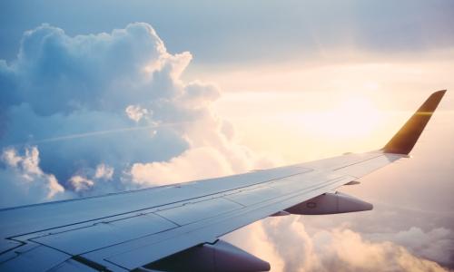 Migrating to newer technologies, like sustainable aviation fuels (SAF), battery electric or green hydrogen has the potential to reduce CO2 emissions from aviation. Photo by Ross Parmly/Unsplash.