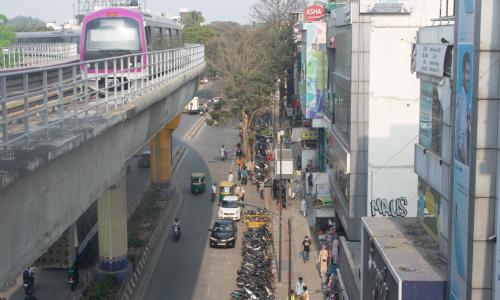 A road in Bengaluru with the metro running overhead. Photo by Pravar Chaudhary/Bengawalk.