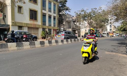 The electrification of two-wheelers (2Ws) provides an enormous opportunity to cut down on Carbon Dioxide emissions and improve air quality levels. Photo by Bounce.