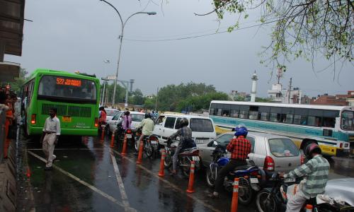 There were many technical reasons why Delhi’s BRT project floundered. For instance, it takes one minute for a bus to slow down and stop, for passengers to alight, and for the bus to then accelerate and leave. Photo Courtesy: EMBARQ/Flickr