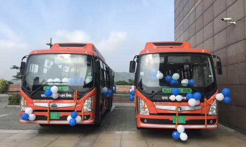 Innovative financing mechanisms and a robust legal framework for sharing risks and effective use of resources can help accelerate e-bus adoption. Photo by Shravani Sharma, WRI India