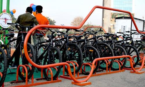 The Seeds for Change project in Gurugram, India, reclaimed four car parking spots to make space for 40 bicycles. Photo by Amit Bhatt/WRI