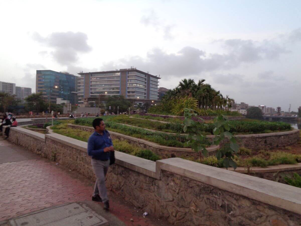 An artificial island disconnecting a pedestrian from the Mithi River